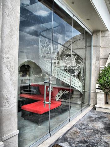 Rotating partition balcony glass