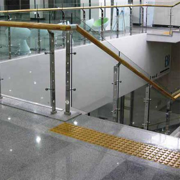 Base glass railing