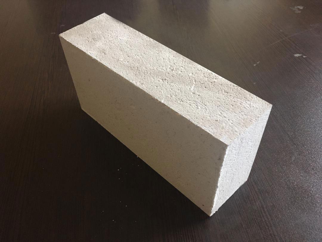 Refractory insulation brick